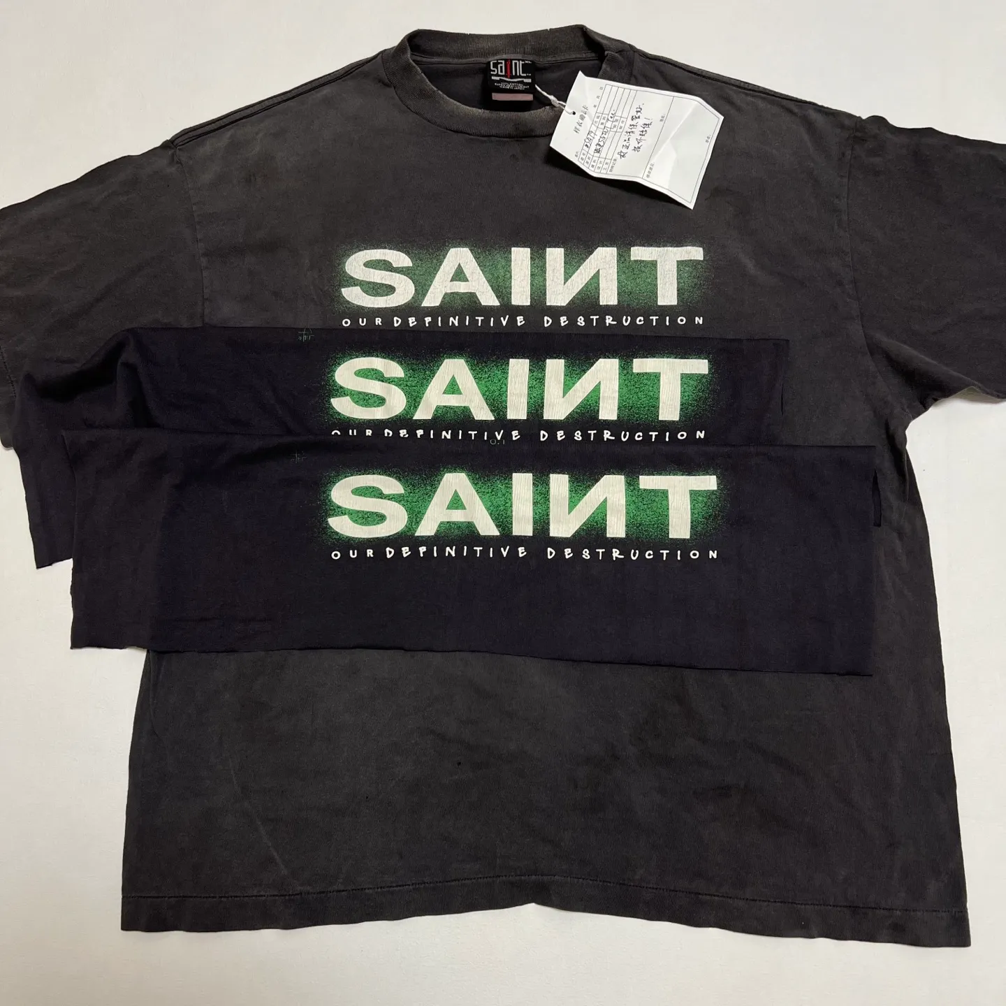 Comparison of printing proofs SAINT MXXXXXX SAINT SS TEE/BLK Green SAINT BOX LOGO short sleeves Washed black S-XL Look for cylindrical fabrics without side seams. Don’t buy open width ones anymore. It’s boring. Asut garment dyeing. Spray the whole piece with Ma Liu. Then spray the heavy parts to fade. The collar and cuffs are frayed. Many hangings are frayed. Complete accessories. With little angel anti-counterfeiting label.